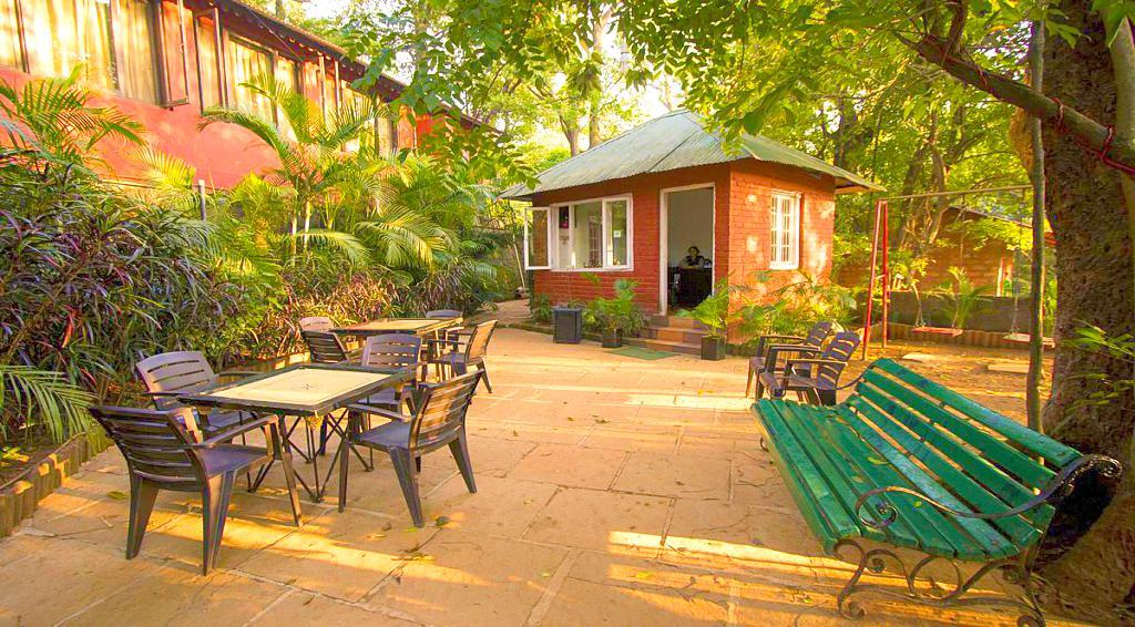 Hotel Radha Cabaña Matheran Exterior foto